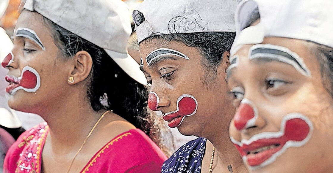 വനിതാ സിവിൽ പൊലീസ് ഓഫിസർ റാങ്ക് ലിസ്റ്റിൽനിന്നു നിയമനം വൈകുന്നതിനെതിരെ ഓൾ കേരള വിമൻ സിവിൽ പൊലീസ് ഓഫിസർ റാങ്ക് ഹോൾഡേഴ്സ് തിരുവനന്തപുരത്ത് സെക്രട്ടേറിയറ്റിനു മുന്നിൽ മുഖത്തു ചായംപുരട്ടി നടത്തിയ പ്രതിഷേധം.