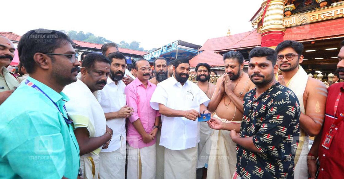 ലോക്കറ്റുകളുടെ വിതരണോദ്ഘാടനം വി.എൻ.വാസവൻ നിർവ്വഹിച്ചു