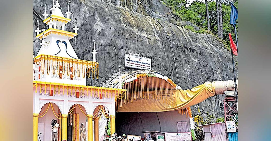 silkyara-tunnel ഉത്തരകാശിയിൽ നിർമാണം പൂർത്തിയാകുന്ന സിൽക്യാര തുരങ്കം. ബാബ ബൗഖ്നാഗ് ക്ഷേത്രമാണു കവാടത്തിനു സമീപം. ചിത്രം: പിടിഐ