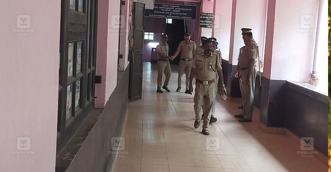 ബോംബ് ഭീഷണിയെ തുടർന്ന് തൃശൂർ കലക്ടറേറ്റിൽ നടക്കുന്ന പരിശോധന.
