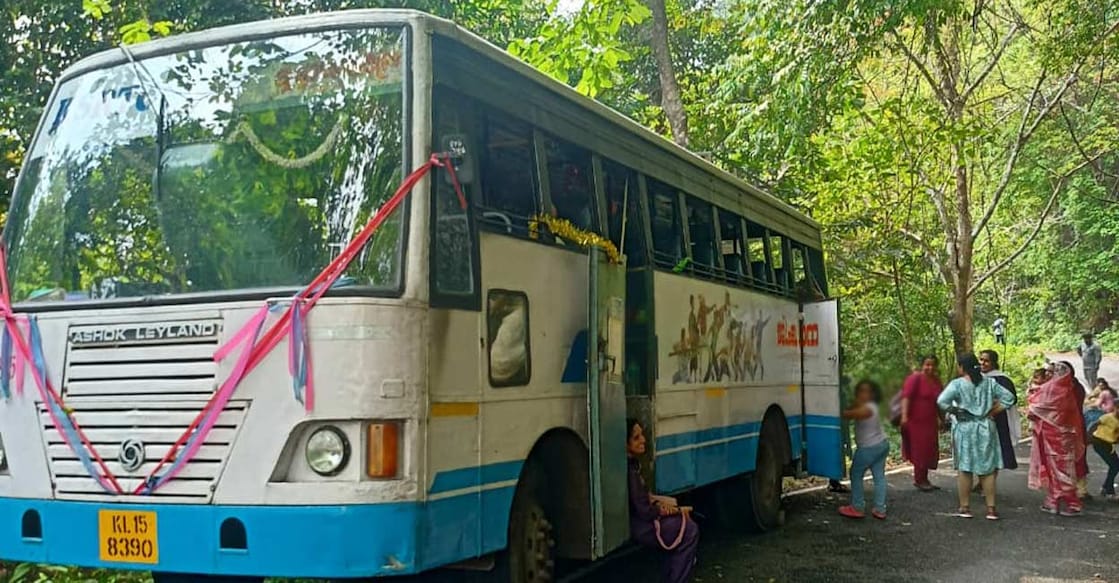 ksrtc-bus ഗവി വനത്തിൽ യാത്രക്കാരുമായി കുടുങ്ങിയ കെഎസ്ആർടിസി ബസ്.