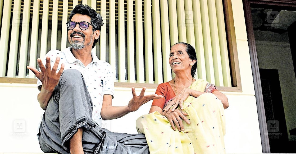 aleyamma-vinoy-thomas ഏലിയാമ്മ മകൻ വിനോയ് തോമസിനോടൊപ്പം കണ്ണൂർ നെല്ലിക്കാംപൊയിലിലെ വീട്ടിൽ. ചിത്രം: സമീർ എ.ഹമീദ് / മനോരമ