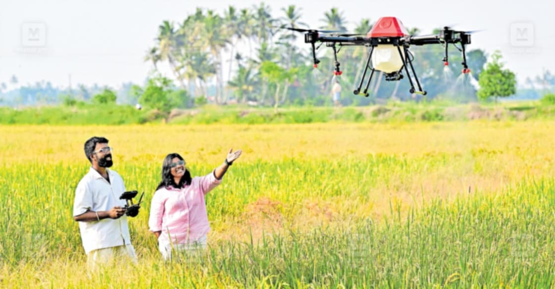 drone-spraying-technology ദേവൻ ചന്ദ്രശേഖരനും ദേവിക ചന്ദ്രശേഖരനും ഫിയ ക്യുഡി 10 ഡ്രോണുമായി. ചിത്രം: നിഖിൽരാജ് / മനോരമ