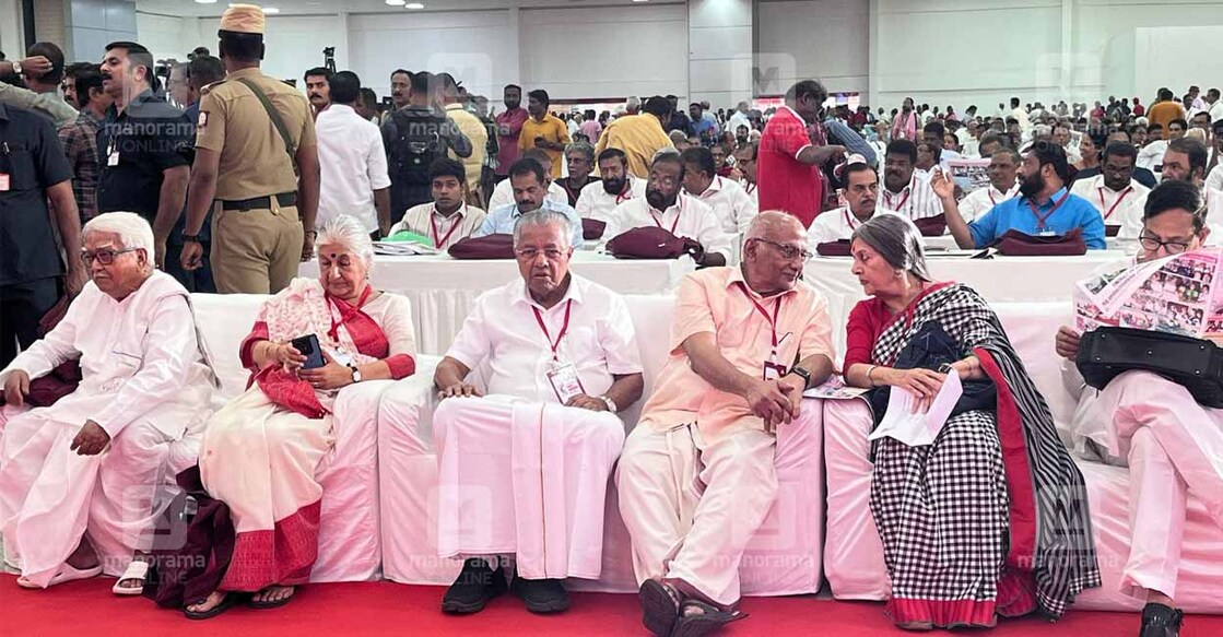 മധുരയിൽ പാർട്ടി കോൺഗ്രസ് വേദിയിൽ മുഖ്യമന്ത്രി പിണറായി വിജയൻ, എസ്.രാമചന്ദ്രൻ, വൃദ്ധാ കാരാട്ട് തുടങ്ങിയവർ. ചിത്രം; റെജു അർനോൾഡ് ∙  മനോരമ