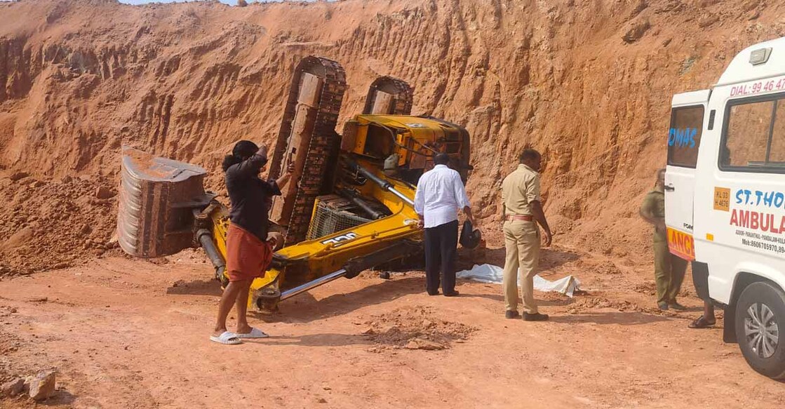 excavator-accident-in-kulanada മണ്ണുമാന്തിയന്ത്രം മറിഞ്ഞ് ഇതരസംസ്ഥാനത്തൊഴിലാളിയായ യുവാവ് മരിയ്ക്കാനിടയായ അപകടം (Photo Special Arrangement)