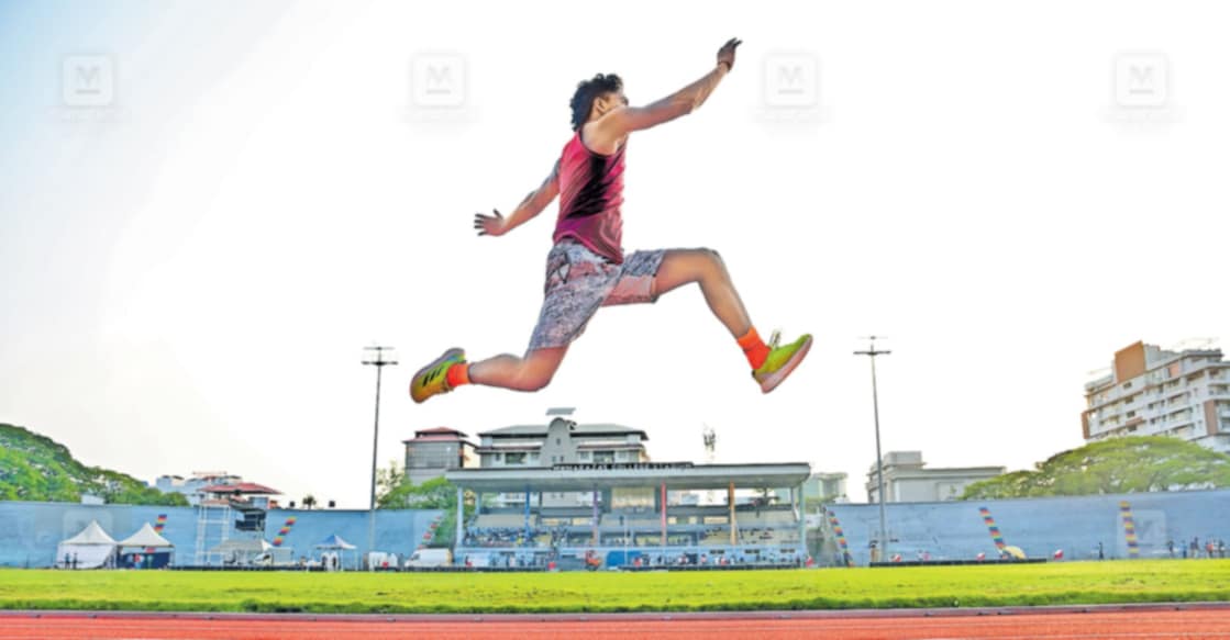 federation-cup-athletics-kochi ഫെഡറേഷൻ കപ്പ് ദേശീയ സീനിയർ അത്ലറ്റിക് ചാംപ്യൻഷിപ്പിനായി മഹാരാജാസ് കോളേജ് ഗ്രൗണ്ടിൽ പരിശീലനം നടത്തുന്ന മഹാരാഷ്ട്രയുടെ നിലേഷ് ഠാക്കൂർ. ചിത്രം: അരുൺ ശ്രീധർ/ മനോരമ