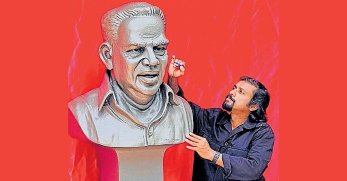AKG-statue തിരുവനന്തപുരത്ത് പുതിയ എകെജി സെന്ററിനു മുന്നിൽ ഇന്ന് അനാഛാദനം ചെയ്യുന്ന എകെജി പ്രതിമയിൽ ശിൽപി ഉണ്ണി കാനായി അവസാനവട്ട മിനുക്കുപണി നടത്തുന്നു.
