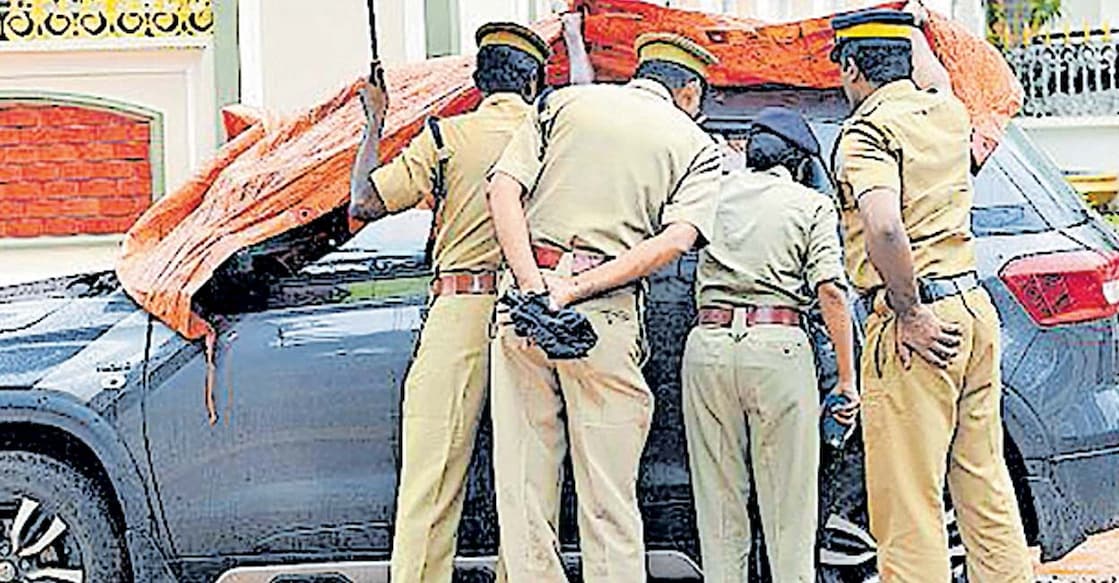 gautham-car-thiruvathukkal-double-murder ഗൗതമിന്റെ കാർ പൊലീസ് പരിശോധിച്ചപ്പോൾ (ഫയൽ ചിത്രം).