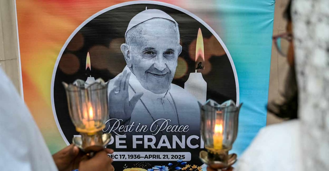 pope-francis-22 ഫ്രാൻസിസ് മാർപ്പാപ്പയുടെ ചിത്രത്തിനു സമീപം വിശ്വാസികൾ മെഴുകുതിരികൾ കത്തിച്ച് പ്രാർഥിക്കുന്നു. (Photo by Noah SEELAM / AFP)