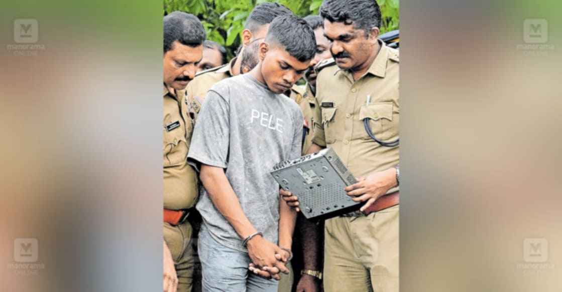 thiruvathukkal-double-murder-aquest ഇതാ തെളിവ്... കോട്ടയം ഇരട്ടക്കൊലക്കേസിലെ പ്രതി അമിത് ഉറാങ്ങിനെ തെളിവെടുപ്പിനെത്തിച്ചപ്പോൾ. കൊല നടന്ന വീട്ടിൽ നിന്നെടുത്ത് തോട്ടിലേക്കു വലിച്ചെറിഞ്ഞ ഡിജിറ്റൽ വിഡിയോ റിക്കോർഡർ അന്വേഷണ ഉദ്യോഗസ്ഥൻ എസ്എച്ച്ഒ കെ.ആർ.പ്രശാന്ത്കുമാർ കാണിച്ച് ഉറപ്പാക്കുന്നു. ചിത്രം: റിജോ ജോസഫ്/മനോരമ