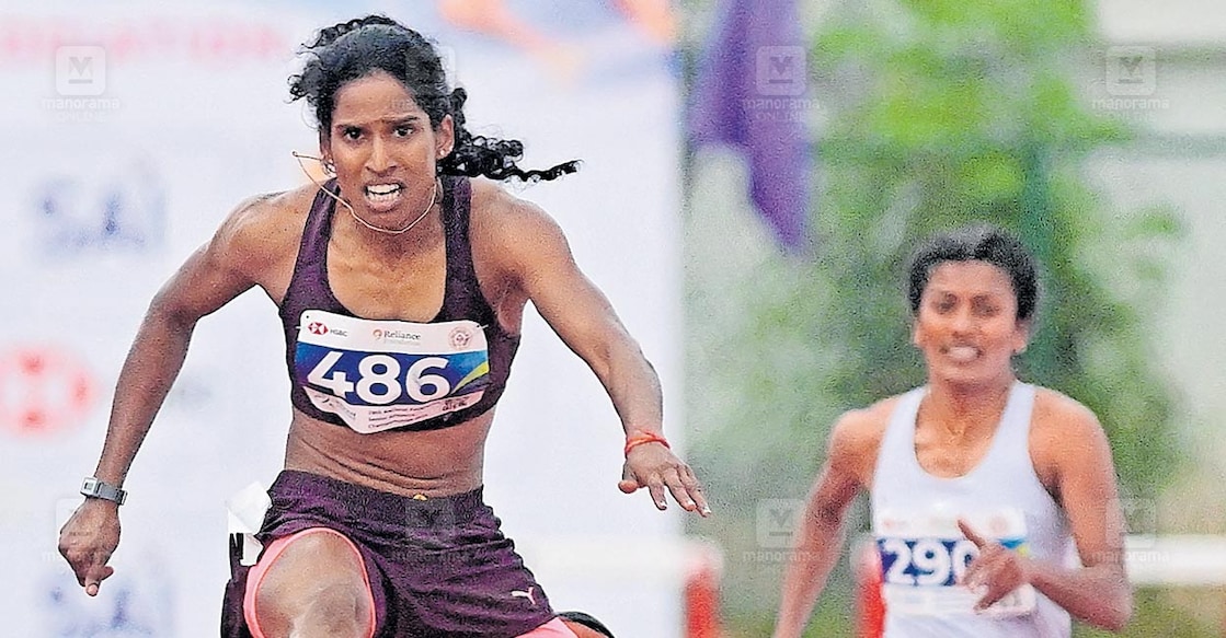 ഫെഡറേഷൻ കപ്പ് അത്‍ലറ്റിക്സിൽ വനിതാ വിഭാഗം 400 മീറ്റർ ഹർഡിൽസിൽ സ്വർണം നേടുന്ന  തമിഴ്നാടിന്റെ വിദ്യ രാംരാജ്.  ചിത്രം: അരുൺ ശ്രീധർ /മനോരമ 
