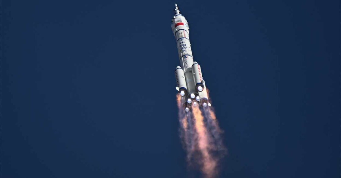 china-shenzhou-20-spacecraft ബഹിരാകാശ നിലയത്തിലേക്ക് പുതിയ 3 സഞ്ചാരികളെ വഹിച്ചുകൊണ്ടുള്ള ചൈനയുടെ ഷെൻസു–20 പേടകം വിക്ഷേപിച്ചപ്പോൾ. (Photo by Pedro Pardo / AFP)