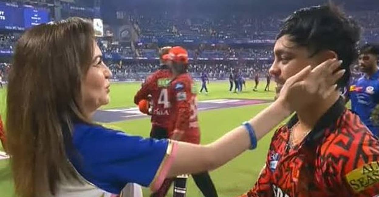 ഇഷാന്റെ ‘സത്യസന്ധത’യ്ക്ക് തോളിൽത്തട്ടി അഭിനന്ദിച്ച് പാണ്ഡ്യ; പിന്നാലെ മുംബൈയ്‌ക്കെതിരെ ഒത്തുകളിച്ചെന്ന് ആരോപണം- വിഡിയോ