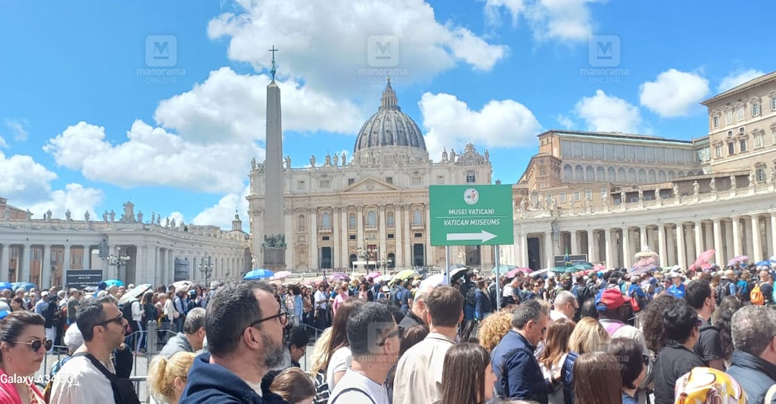 pope-fransis-demise-new ഫ്രാൻസിസ് മാർപാപ്പയ്ക്ക് ആദരം അർപ്പിക്കാൻ സെന്റ് പീറ്റേഴ്സ് ബസലിക്കയിലേക്കെത്തിയ വിശ്വാസികൾ. ചിത്രം: ജോമി തോമസ്∙ മനോരമ