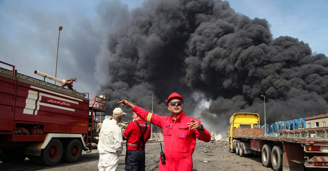 blast-in-iran-1 ഇറാനിലെ തുറമുഖ നഗരമായ ബന്ദർ അബ്ബാസിലെ ഷഹീദ് രജായി തുറമുഖത്തുണ്ടായ സ്ഫോടനത്തെ തുടർന്നു രക്ഷാപ്രവർത്തനം നടത്തുന്നു. (Photo by MOHAMMAD RASOLE MORADI / IRNA / AFP)