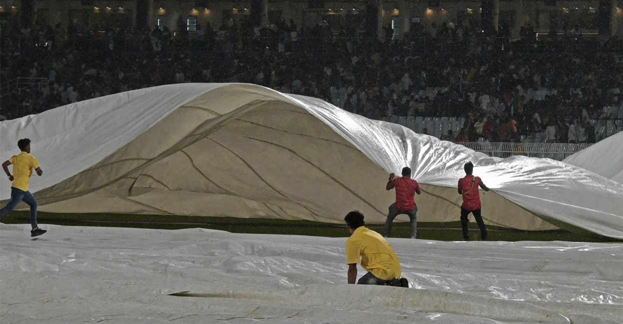 വില്ലനായി മഴ; കൊൽക്കത്ത നൈറ്റ് റൈഡേഴ്സ് – പഞ്ചാബ് കിങ്സ് മത്സരം ഉപേക്ഷിച്ചു