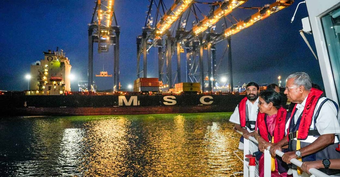 vizhinjam-port-3 മുഖ്യമന്ത്രി പിണറായി വിജയൻ കുടുംബത്തോടൊപ്പം വിഴിഞ്ഞം തുറമുഖം സന്ദർശിച്ചപ്പോൾ (Photo Special Arrangement)