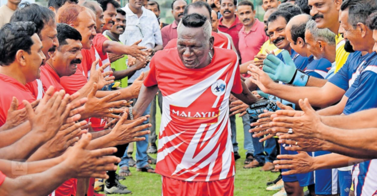 കോട്ടപ്പടി മൈതാനത്ത് പൊലീസ് ടീമിനായി അവസാന മത്സരം കളിച്ച് ഐ.എം. വിജയൻ; മനം നിറച്ച് വിജയസൂര്യൻ!