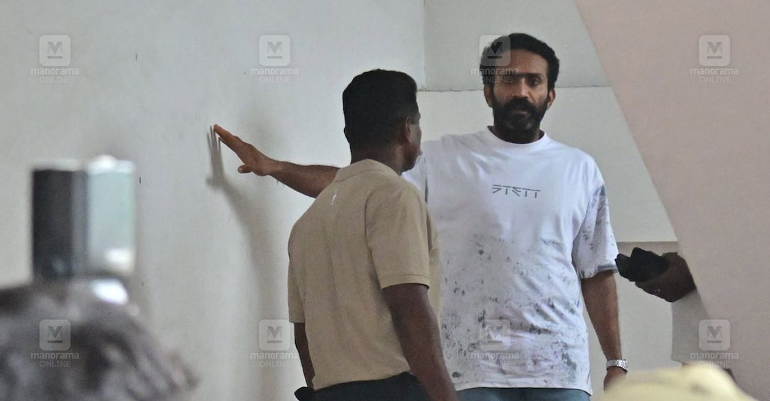 shine-tom-chacko-123 മൊഴി രേഖപ്പെടുത്താത്തതിൽ അസ്വസ്ഥത പ്രകടിപ്പിച്ച് ഷൈൻ ടോം ചാക്കോ അഭിഭാഷകനെ കാണണമെന്ന് ആവശ്യപ്പെട്ടു താഴത്തെ നിലയിലേക്ക് എത്തിയപ്പോൾ (ചിത്രം : മനോരമ)