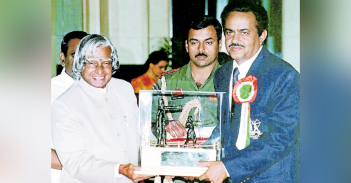 apj-sunny-thomas രാഷ്ട്രപതി ഡോ. എപിജെ അബ്ദുൽ കലാമിൽനിന്നു ദ്രോണാചാര്യ പുരസ്കാരം സ്വീകരിച്ചപ്പോൾ (ഫയൽ)