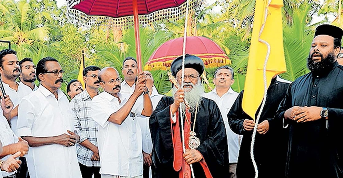 baselios-marthoma-mathews-iii-catholicos കാതോലിക്കാദിനത്തിൽ കുന്നന്താനം മൈലമൺ സെന്റ് ജോർജ് ഓർത്തഡോക്സ് പള്ളിയിൽ പരിശുദ്ധ ബസേലിയോസ് മാർത്തോമ്മാ മാത്യൂസ് തൃതീയൻ കാതോലിക്കാ ബാവാ സഭാ പതാക ഉയർത്തുന്നു. ഇടവക വികാരി ഫാ. ഷിബു ടോം വർഗീസ് സമീപം.