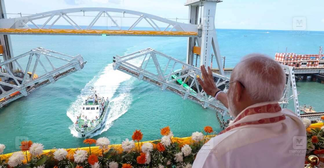 pamban-bridge-lift ഉദ്ഘാടനത്തിനു പിന്നാലെ പാലത്തിന്റെ വെർട്ടിക്കൽ ലിഫ്റ്റ് സ്പാൻ ഉയർത്തി തീരസംരക്ഷണ സേനയുടെ ചെറുകപ്പൽ അടിയിലൂടെ കടത്തിവിടുന്നു.ചിത്രം.അരവിന്ദ് ബാല∙മനോരമ