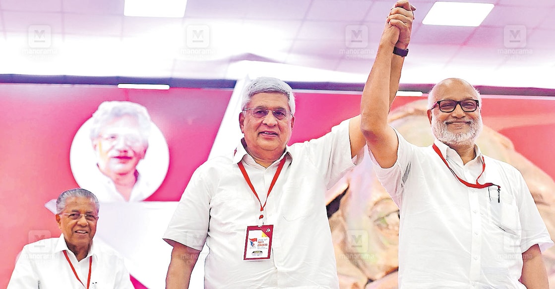 pinarayi-prakash-karat-ma-baby സിപിഎം ജനറൽ സെക്രട്ടറിയായി തെരഞ്ഞെടുക്കപ്പെട്ട എം.എ ബേബി പ്രകാശ് കാരാട്ടിനൊപ്പം പാർട്ടി കോൺഗ്രസിനെ അഭിവാദ്യം ചെയ്യുന്നു. മുഖ്യമന്ത്രി പിണറായി വിജയൻ സമീപം. ചിത്രം: അരവിന്ദ് ബാല/ മനോരമ