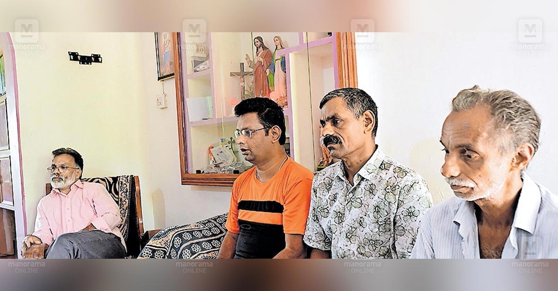 ഒഡീഷയിലെ ജുബാ ഇടവക വികാരി ഫാ. ജോഷി ജോർജിനെ ആക്രമിച്ച സംഭവത്തെക്കുറിച്ച് കുറവിലങ്ങാട്ടെ തോട്ടുവ ജയഗിരിയിലെ വീട്ടിലിരുന്ന് പറയുന്ന സഹോദരന്മാരായ‌ ഫാ. സാവിയോ ജോർജ്, ജോയൽ ജോർജ്, ജോമോൻ ജോർജ്, സണ്ണി ജോർജ് എന്നിവർ. ചിത്രം: മനോരമ