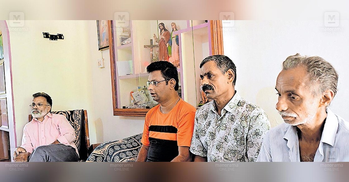 fr-joshy-george-s-brothers ഒഡീഷയിലെ ജുബാ ഇടവക വികാരി ഫാ. ജോഷി ജോർജിനെ ആക്രമിച്ച സംഭവത്തെക്കുറിച്ച് കുറവിലങ്ങാട്ടെ തോട്ടുവ ജയഗിരിയിലെ വീട്ടിലിരുന്ന് പറയുന്ന സഹോദരന്മാരായ ഫാ. സാവിയോ ജോർജ്, ജോയൽ ജോർജ്, ജോമോൻ ജോർജ്, സണ്ണി ജോർജ് എന്നിവർ. ചിത്രം: മനോരമ