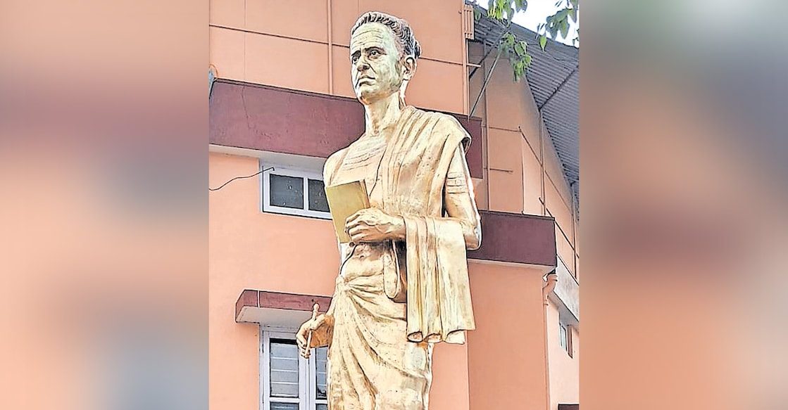 kottarathil-shankunni-bronze-statue കോടിമത പള്ളിപ്പുറത്തുകാവ് ഭദ്രകാളി ക്ഷേത്രത്തിനു മുന്നിൽ കൊട്ടാരത്തിൽ ശങ്കുണ്ണി സ്മാരക കലാമന്ദിരത്തിനു സമീപം നാളെ അനാഛാദനം ചെയ്യുന്ന കൊട്ടാരത്തിൽ ശങ്കുണ്ണിയുടെ വെങ്കല പ്രതിമ.
