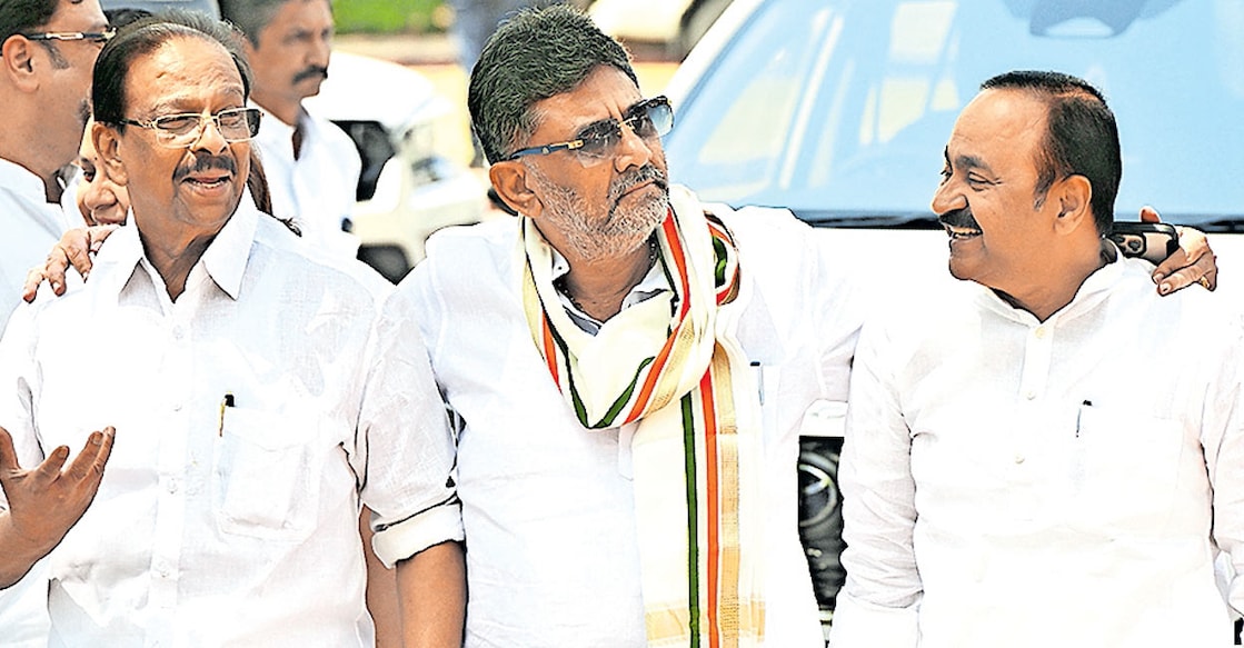 k-sudhakaran-vd-satheesan-and-dk-shivakumar അഹമ്മദാബാദിൽ കോൺഗ്രസിന്റെ വിശാല പ്രവർത്തകസമിതി യോഗത്തിനെത്തിയ കെപിസിസി അധ്യക്ഷൻ കെ. സുധാകരന്റെയും കേരളത്തിലെ പ്രതിപക്ഷ നേതാവ് വി.ഡി. സതീശന്റെയും തോളിൽ കയ്യിട്ടു നിൽക്കുന്ന കർണാടക ഉപ മുഖ്യമന്ത്രി ഡി.കെ.ശിവകുമാർ.