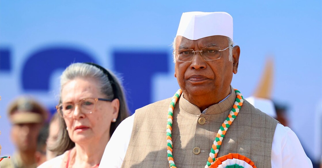 aicc-mallikarjun-kharge-sonia-gandhi എഐസിസി സമ്മേളനത്തിൽ പങ്കെടുക്കുന്ന മല്ലികാർജുൻ ഖർഗെയും സോണിയ ഗാന്ധിയും. Photo: Special Arrangement