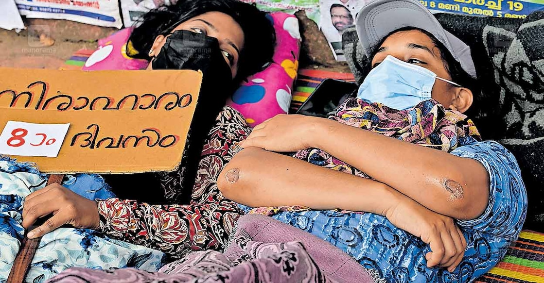 kerala-cpo-strike സമരമുറിവ്: നിയമനം നടത്തണമെന്നാവശ്യപ്പെട്ട് സെക്രട്ടേറിയറ്റിനു മുന്നിൽ അനിശ്ചിതകാല സമരം നടത്തുന്ന വനിതാ സിവിൽ പൊലീസ് റാങ്ക് പട്ടികയിലുള്ളവർ. തലേദിവസം സെക്രട്ടേറിയറ്റിനു മുന്നിലൂടെ കൈമുട്ടിലിഴഞ്ഞു പ്രതിഷേധിച്ചതിന്റെ ഫലമായി ഒരു ഉദ്യോഗാർഥിയുടെ തൊലിയുരിഞ്ഞു പൊട്ടിയതും
കാണാം. ചിത്രം: മനോജ് ചേമഞ്ചേരി / മനോരമ