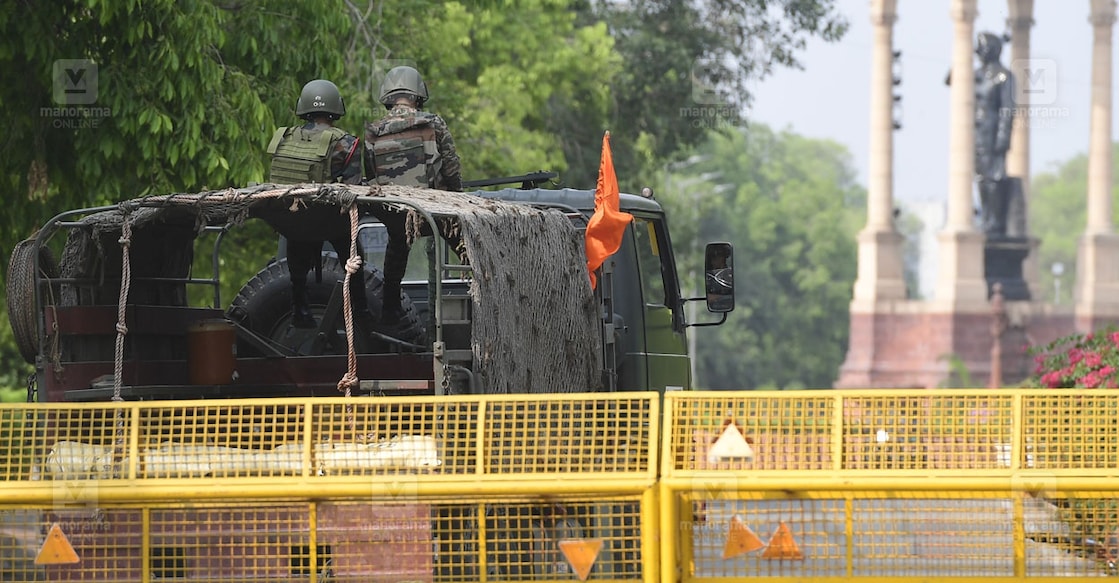 indian-army-delhi-1005 ഇന്ത്യ– പാക്കിസ്ഥാൻ സംഘർഷത്തെത്തുടർന്ന് അധിക സുരക്ഷ ഏർപ്പെടുത്തിയ ഡൽഹി നഗരത്തിൽ റോന്തുചുറ്റുന്ന സേനാംഗങ്ങൾ ഇന്ത്യാ ഗേറ്റിനരികിലെ സുഭാഷ് ചന്ദ്രബോസ് പ്രതിമയുടെ സമീപത്തുകൂടി കടന്നു പോകുന്നു. ചിത്രം: ജോസ്കുട്ടി പനയ്ക്കൽ ∙ മനോരമ