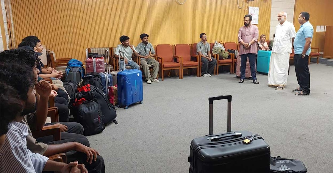 students അതിർത്തി സംസ്ഥാനങ്ങളിലെ യൂണിവേഴ്സിറ്റികളിൽനിന്നു കേരളത്തിലേക്ക് മടങ്ങുന്ന വിദ്യാർഥികൾ ഡൽഹി കേരള ഹൗസിലെത്തിയപ്പോൾ വിവരങ്ങൾ ചോദിച്ചറിയുന്നു സിപിഎം ജനറൽ സെക്രട്ടറി എം.എ.ബേബി, ജോൺ ബ്രിട്ടാസ് എംപി, കേരള ഹൗസ് കൺട്രോളർ എ.എസ്. ഹരികുമാർ എന്നിവർ. photo: arranged