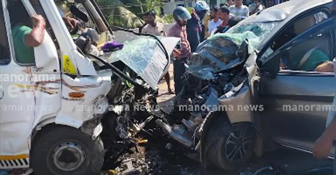 വടകരയിൽ കാറും വാനും കൂട്ടിയിടിച്ചുണ്ടായ അപകടം (Video grab: Manorama news)