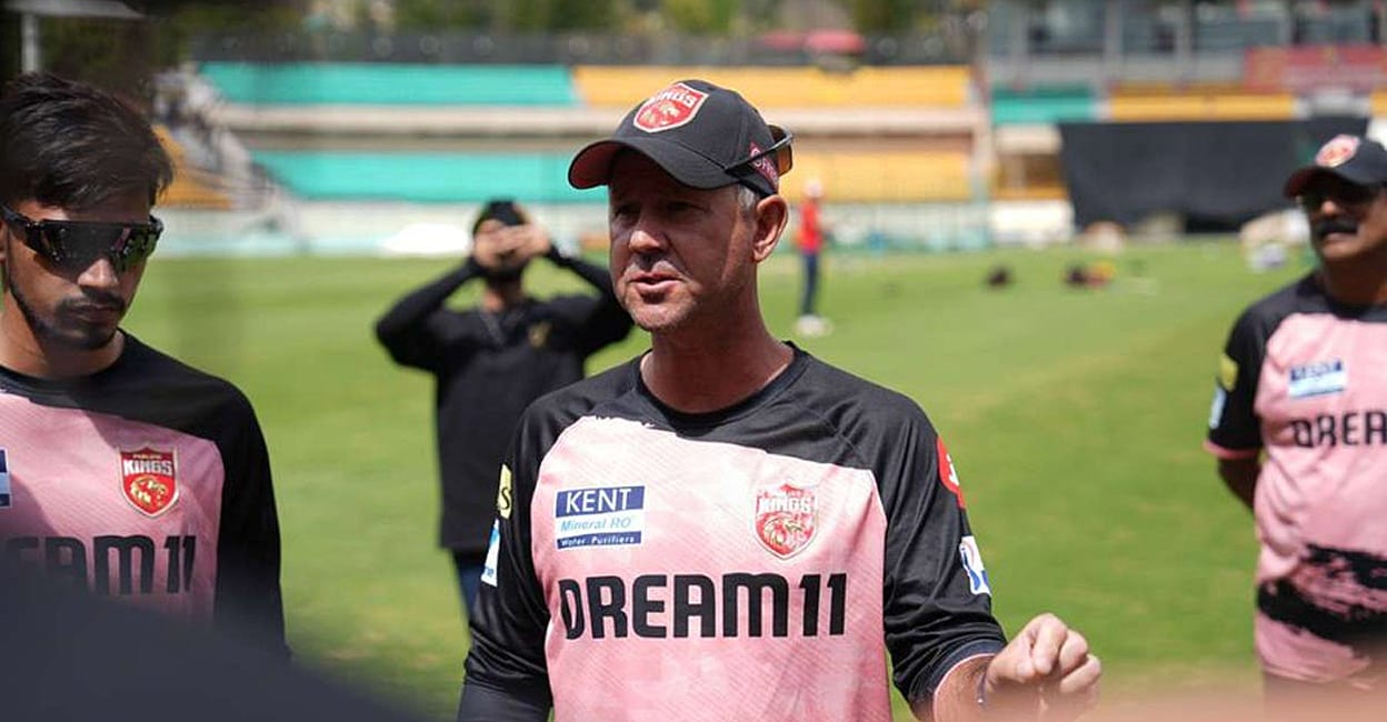 പേടിച്ച് ഇന്ത്യ വിടാനൊരുങ്ങിയ പഞ്ചാബ് കിങ്സിന്റെ വിദേശ താരങ്ങളെ പിടിച്ചുനിർത്തി പരിശീലകൻ; പോണ്ടിങ്ങ് ഉള്ളതു നന്നായി!