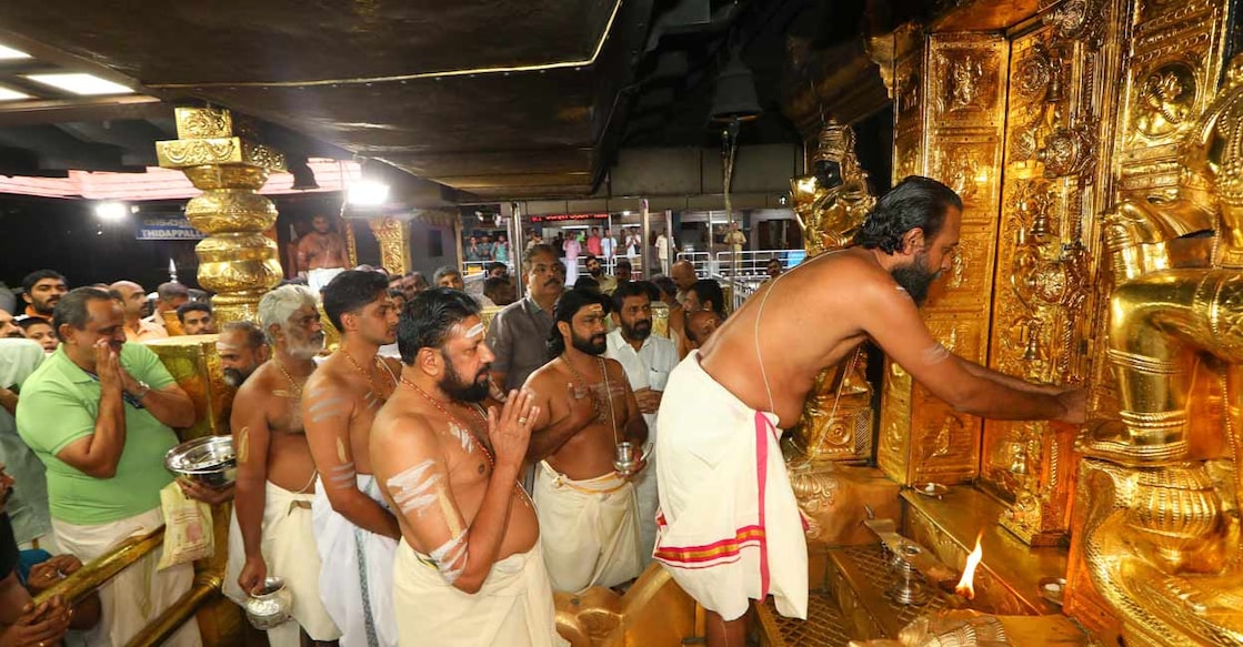 sabarimala-temple ഇടവ മാസ പൂജകൾക്കായി തന്ത്രി കണ്Oരര് രാജീവര്, കണ്ഠരര് ബ്രഹ്മദത്തൻ എന്നിവരുടെ സാന്നിധ്യത്തില് മേല്ശാന്തി അരുൺകുമാർ നമ്പൂതിരി ശബരിമല നട തുറക്കുന്നു. (Photo: Special Arrangement)
