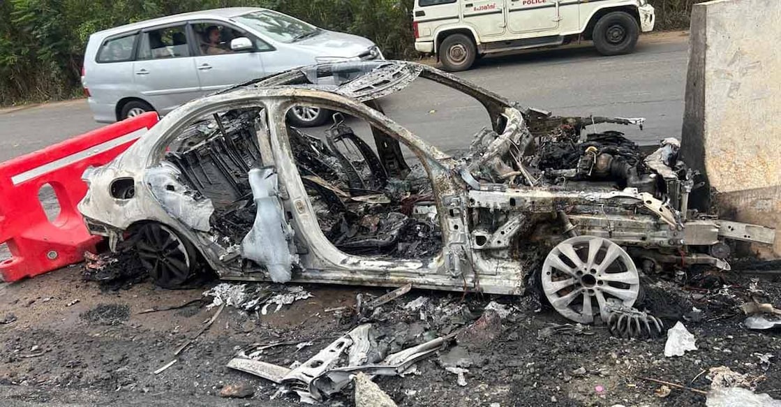 car-fire കത്തി നശിച്ച കാർ