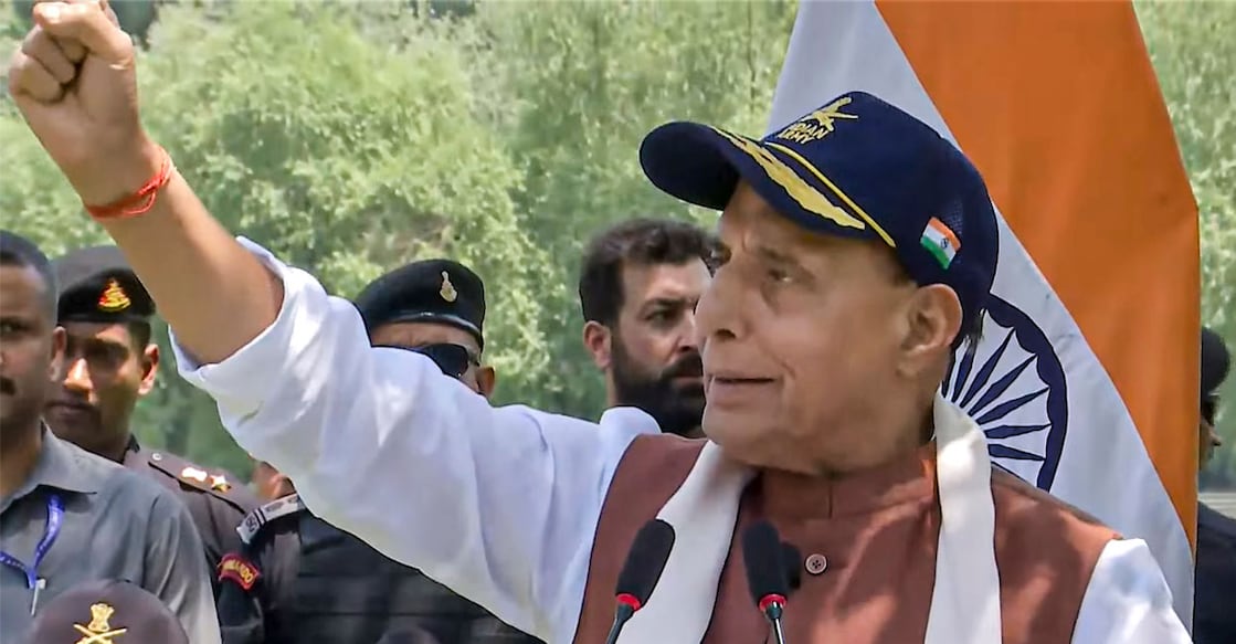rajnath-singh-150501 ശ്രീനഗറിലെ ബദാമി ബാഗ് കാന്റിൽ സൈനികരെ അഭിസംബോധന ചെയ്യുന്ന പ്രതിരോധ മന്ത്രി രാജ്നാഥ് സിങ്. (@rajnathsingh via PTI Photo)