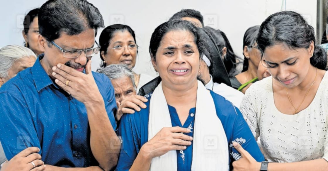 തീരാനോവ്: സിഐഎസ്എഫ് ഉദ്യോഗസ്ഥൻ കാറിടിച്ചു കൊലപ്പെടുത്തിയ ഐവിന്റെ മൃതദേഹം സംസ്കാരത്തിനായി പള്ളിയിലേക്കു കൊണ്ടുപോകുമ്പോൾ വിങ്ങിപ്പൊട്ടുന്ന പിതാവ് ജിജോ ജയിംസ്, മാതാവ് റോസ്മേരി, സഹോദരി അലീന എന്നിവർ. ചിത്രം: മനോരമ 