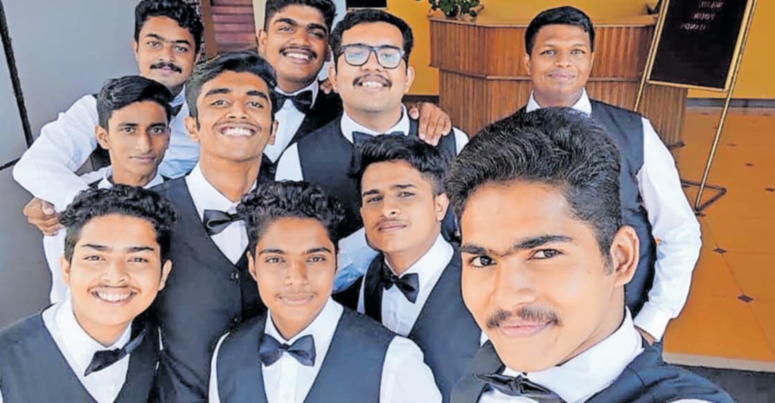 ivin-jijo-death-2 ഹോട്ടൽ മാനേജ്മെന്റ് കാലത്ത് ഐവിൻ കൂട്ടുകാർക്കൊപ്പം (സെൽഫിയെടുക്കുന്നയാൾക്ക് പിന്നിൽ, വലത്തേയറ്റത്തു നിൽക്കുന്നതാണ് ഐവിൻ)