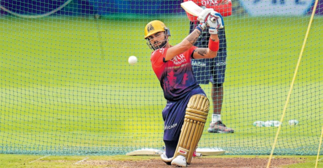 ബെംഗളൂരു താരം വിരാട് കോലി നെറ്റ്സിൽപരിശീലനത്തിൽ. ബാറ്റിങ് കോച്ച് ദിനേശ് കാർത്തിക് പിന്നിൽ.  