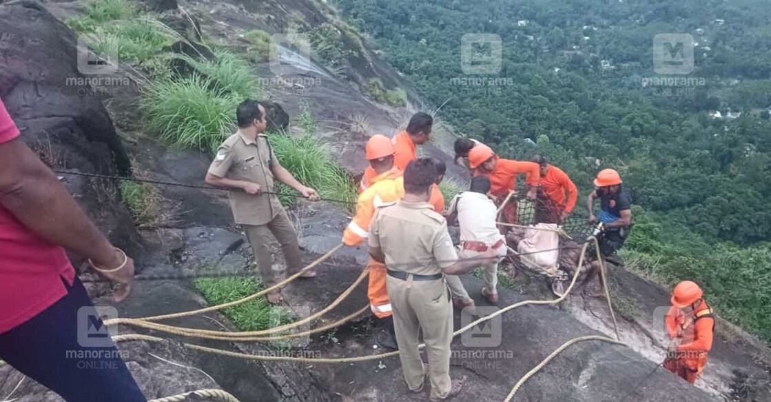 rescue1 കോട്ടപ്പാറ വ്യൂ പോയിന്റിൽ അപകടത്തിൽപ്പെട്ട യുവാവിനെ രക്ഷിക്കുന്ന അഗ്നിരക്ഷാ സേനാംഗങ്ങൾ. (Photo Arranged)