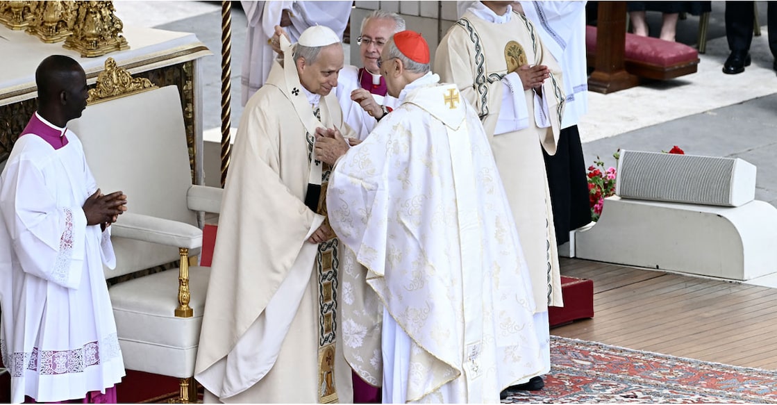 Pope-Leo-XIV-45 കർദിനാള് ഡൊമിനിക് മാംബർട്ടിയിൽ നിന്നും വലിയ ഇടയന്റെ വസ്ത്രം (പാലിയം) ലിയോ പതിനാലാമൻ മാർപാപ്പ ഏറ്റുവാങ്ങുന്നു. (Photo by Filippo MONTEFORTE / AFP)