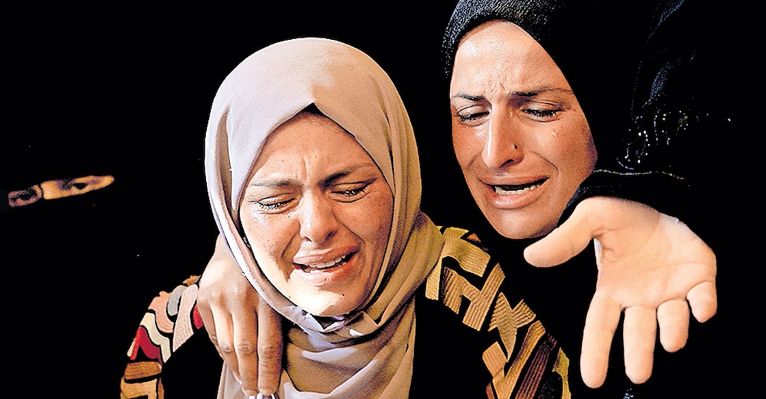 israel-attack-on-gaza ഖാൻ യൂനിസിലെ നാസർ ഹോസ്പിറ്റലിനു നേരെയുണ്ടായ ഇസ്രയേൽ വ്യോമാക്രമണത്തിൽ കൊല്ലപ്പെട്ടവരുടെ കബറടക്കത്തിനിടെ വിതുമ്പുന്ന ബന്ധുക്കൾ. ചിത്രം: റോയിട്ടേഴ്സ്
