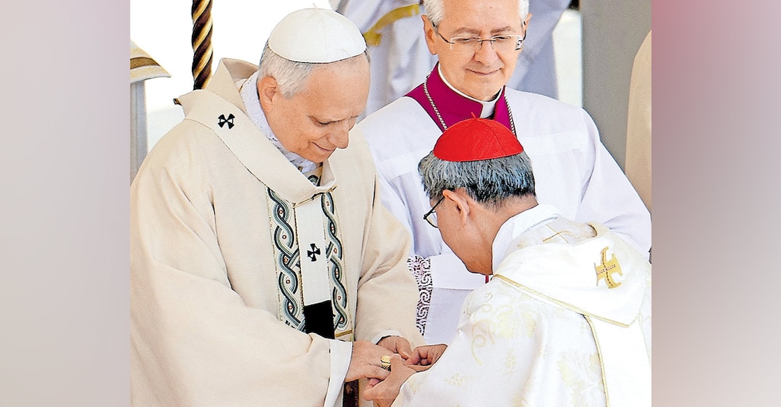 pope-leo-xiv-receives-pallium-fisherman-ring ലിയോ പതിനാലാമൻ മാർപാപ്പയെ കർദിനാൾ ലൂയി
ടാഗ്ലെ വലിയ മുക്കുവന്റെ മോതിരം അണിയിക്കുന്നു.
ചിത്രം: റോയിട്ടേഴ്സ്