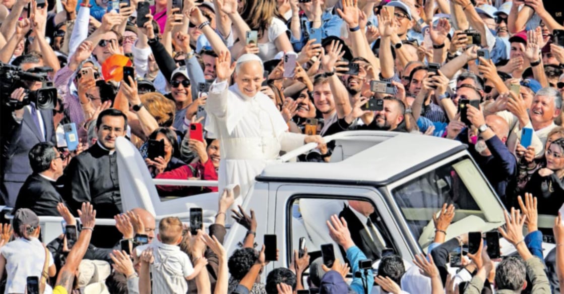 pope-leo സെന്റ് പീറ്റേഴ്സ് ചത്വരത്തിൽ തടിച്ചുകൂടിയ വിശ്വാസികൾക്കിടയിലൂടെ പോപ്മൊബീലിലെത്തുന്ന ലിയോ മാർപാപ്പ. ചിത്രം: എപി
