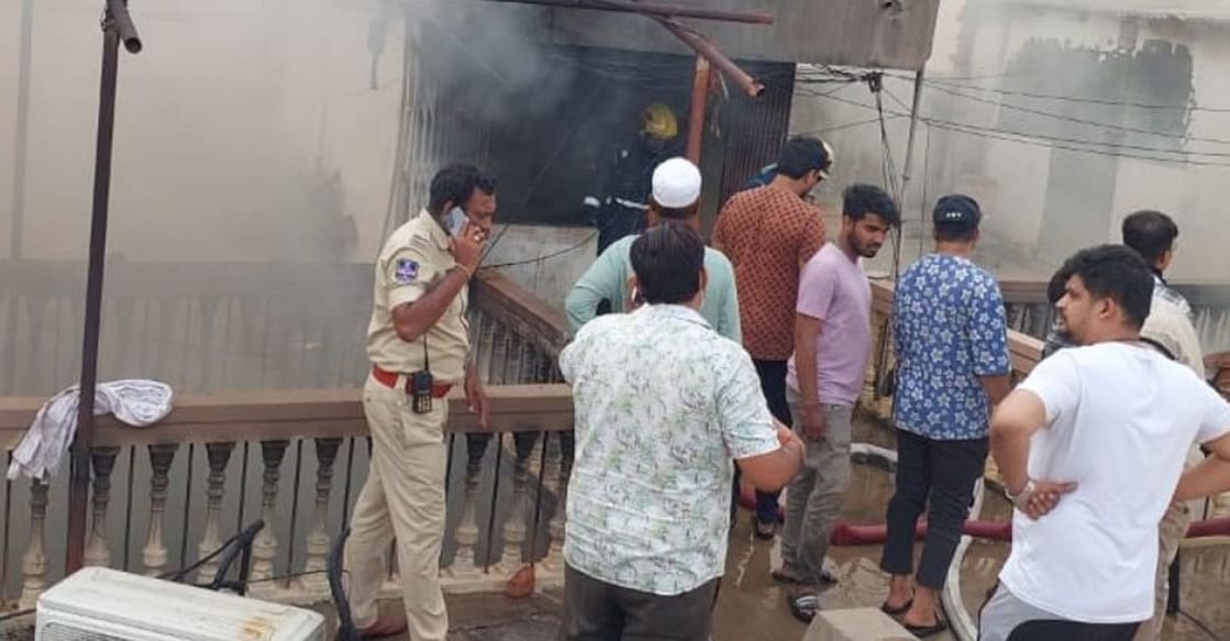 hyderabad-fire-1 ചാർമിനാർ തീപിടിത്തത്തിനിടെ രക്ഷാപ്രവർത്തനം നടത്തുന്നവർ (Photo : @DDNewslive/x)