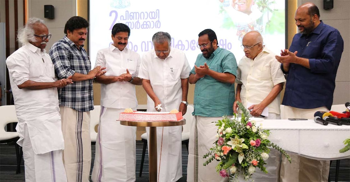 aniversary-celebration സംസ്ഥാന സർക്കാരിന്റെ നാലാം വാർഷികാഘോഷത്തിന്റെ ഭാഗമായി മുഖ്യമന്ത്രി പിണറായി വിജയൻ കേക്ക് മുറിക്കുന്നു